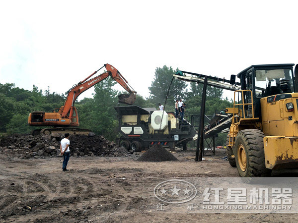 輪胎移動(dòng)顎式破碎機(jī)作業(yè)現(xiàn)場