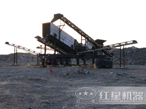 流動式建筑垃圾粉碎機(jī)生產(chǎn)現(xiàn)場